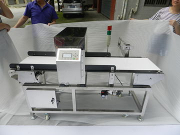 Detector de metais de transportador com braço de rejeição aprovado pela CE. Ideal para lanches e alimentos congelados.